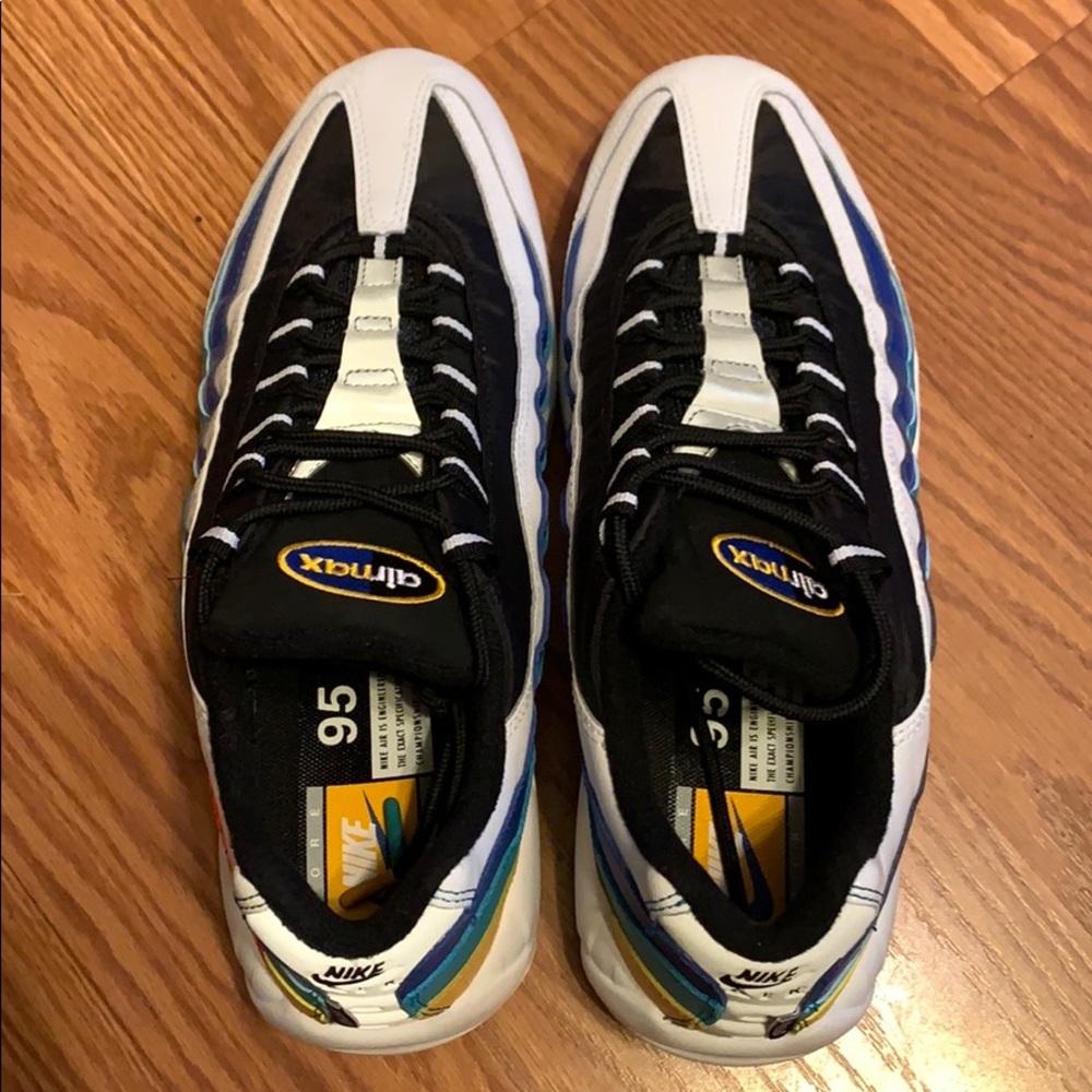 Nike AirMax 95 SE Windbreaker Sneaker - Picture 6 of 8
